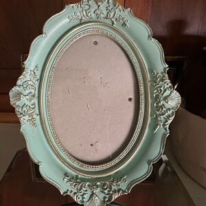 Vintage-Style Mint Green Decorative Oval Frame by